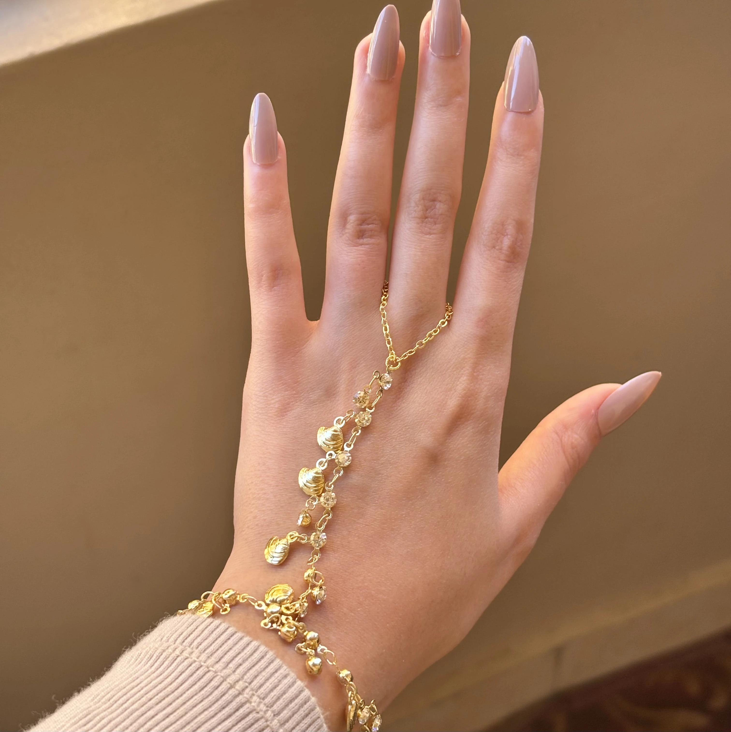 Diamond Shells Hand Chain 🐚