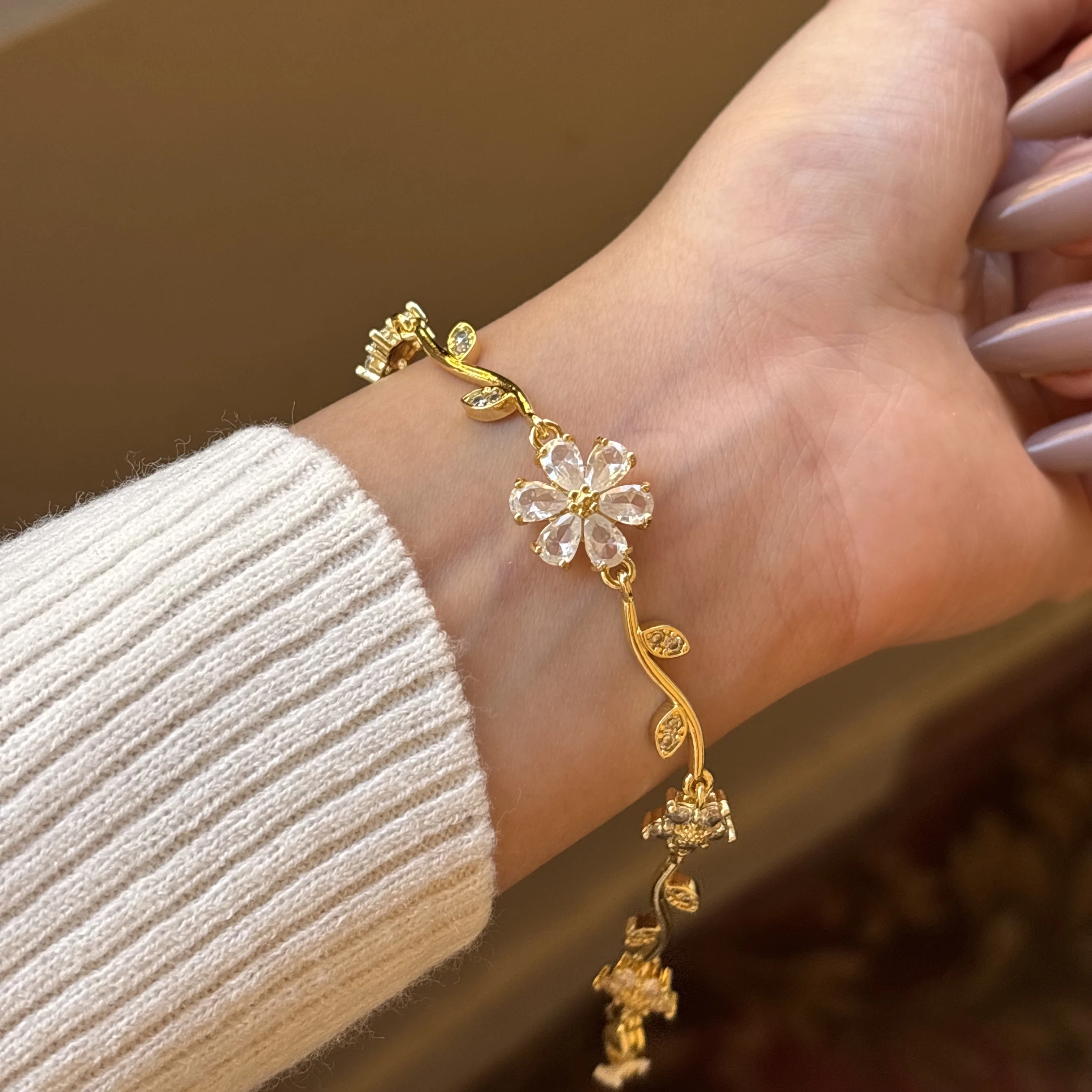 White Flower Bracelet 🌸